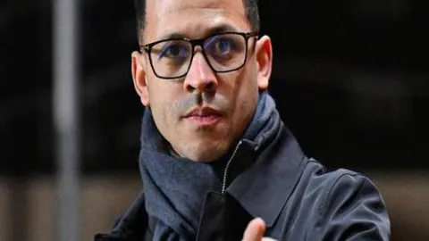 梅西球场梦？巴萨高层揭秘：独特致敬方式，超越名字传奇！